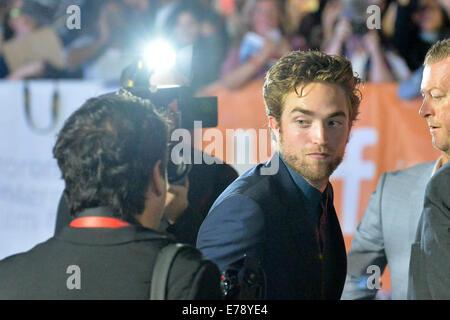 Toronto, Ontario, Canada. 9 Sep, 2014. Attore Robert Pattinson assiste il 'Maps alle stelle" premiere durante il 2014 Toronto International Film Festival a Roy Thomson Hall il 9 settembre 2014 a Toronto in Canada Credit: Igor Vidyashev/ZUMA filo/Alamy Live News Foto Stock