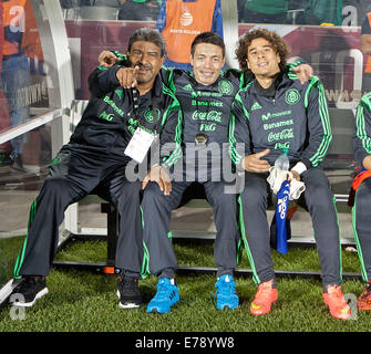 Commerce City, Colorado, Stati Uniti d'America. 9 Sep, 2014. Nazionale Messicana i membri del team Goalie Guillermo Ochoa, estrema destra e compagni di squadra ham it up per la fotocamera prima di iniziare la partita durante la 1a metà in corrispondenza Dicks Sporting Goods Park Martedì notte . Messico batte Bolivia 1-0 in un Int'l'amichevole. Credito: Hector Acevedo/ZUMA filo/Alamy Live News Foto Stock