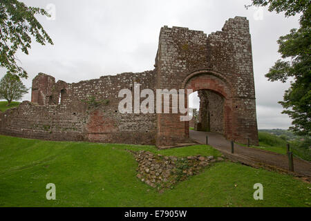 Rovine del centro storico di Egremont castello, imponente pietra rossa uscio e alte mura sulla collina sopra la città in Cumbria, Inghilterra Foto Stock