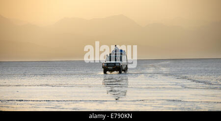 Tramonto sul lago di Assale nella depressione di Danakil in Etiopia. Foto Stock