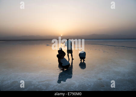 Tramonto sul lago di Assale nella depressione di Danakil in Etiopia. Foto Stock