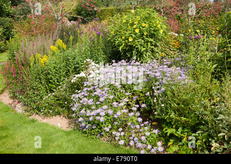 Il giardino a valle nascosta giardini in Cornovaglia su un pomeriggio estati Foto Stock