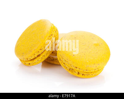 Giallo macaron cookie. Isolato su sfondo bianco Foto Stock