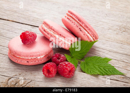 Rosa lampone macaron cookie sul tavolo di legno sfondo Foto Stock