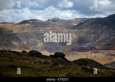 Miniera a Cielo Aperto, Yanacocha miniera d'oro, Cajamarca, regione di Cajamarca, Perù Foto Stock