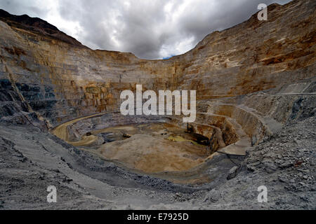 Miniera a Cielo Aperto, Yanacocha miniera d'oro, Cajamarca, regione di Cajamarca, Perù Foto Stock