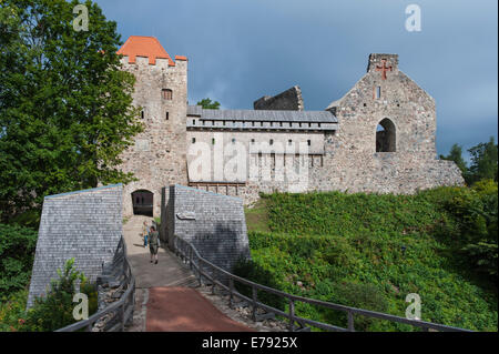 Rovine di Sigulda castello medievale, costruito dai Fratelli Livonian della spada, successivamente incorporata nell'Ordine Teutonico Foto Stock