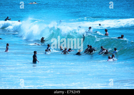 Surfers godendo delle onde sulla costa d'Oro in Australia Foto Stock