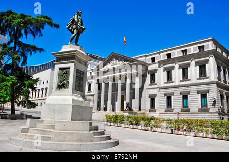 Vista di Plaza de las Cortes e del Congresso dei Deputati Spagnolo a Madrid, Spagna Foto Stock