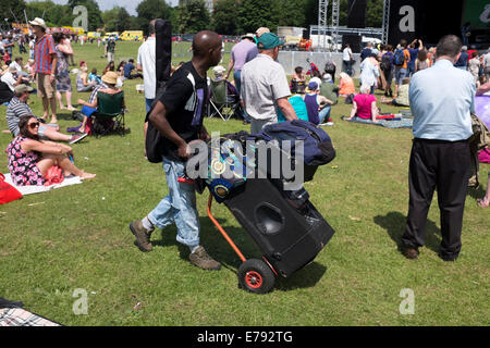 L'uomo wheeling grandi casse musicali Rasta carrello Foto Stock