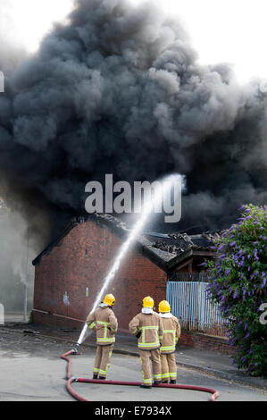 Magazzino incendio in fabbrica grandi lotti di fiamme di fumo Foto Stock