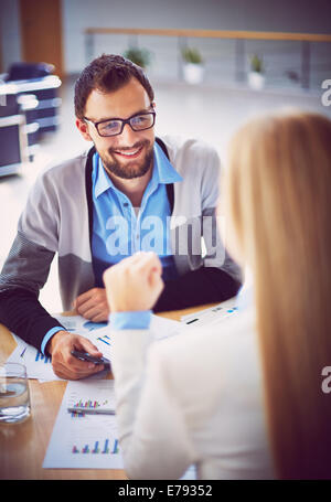 Bello manager il reclutamento di nuovi lavoratori in ufficio Foto Stock