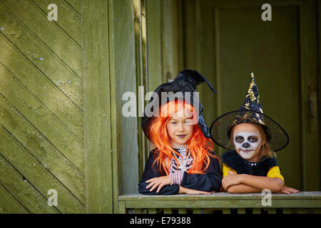 Ritratto di due Halloween ragazze in costumi guardando la fotocamera Foto Stock