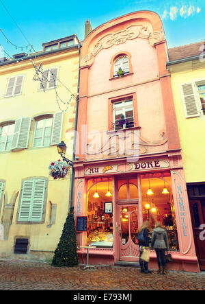 Cafe modernista 'Au dore'. Colmar. Strada del vino. Haut-Rhin. L'Alsazia. La Francia. Foto Stock