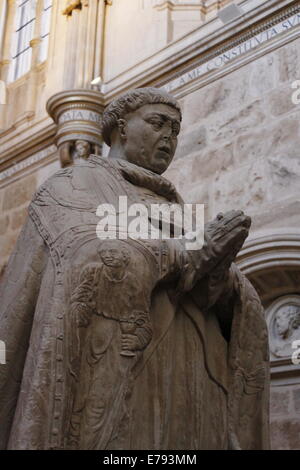 Statua all'interno della Basilica di San Isidoro, strada di St Jacques di Compostella, Leon Castiglia, Spagna Foto Stock