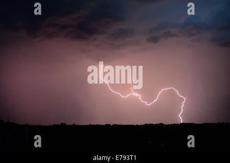 Fulmine nel cielo notturno oltre l'orizzonte Foto Stock