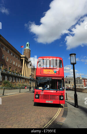 Rosso, double decker bus panoramico parcheggiata fuori Norwich City Hall, Norfolk, Inghilterra, Regno Unito. Foto Stock