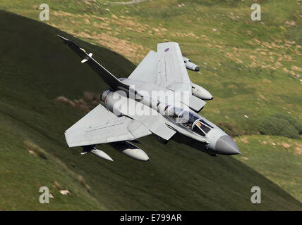 RAF Marham Tornado GR4 spazza attraverso Mach Loop Foto Stock
