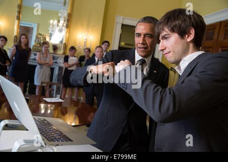 Il Presidente Usa Barack Obama e Tumblr fondatore e CEO David Karp condividono un pugno dosso come registrare un GIF nella vecchia famiglia Sala da pranzo della Casa Bianca Giugno 10, 2014 a Washington, DC. Foto Stock