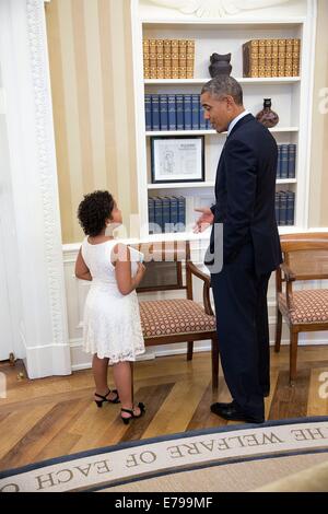 Il Presidente Usa Barack Obama visite con Ella Wade, un 7-year-old Make-A-desiderio destinatario, nell'Ufficio Ovale della Casa Bianca di Giugno 11, 2014 a Washington, DC. Foto Stock