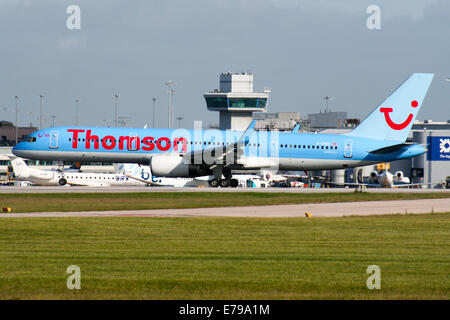 Thomson Airways Boeing 757-200 tocca verso il basso sulla pista 23R all'aeroporto di Manchester. Foto Stock