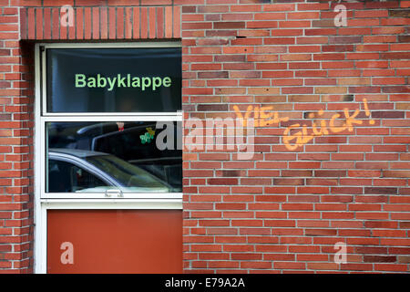 " Buona fortuna' i graffiti sulla parete di un bambino hatch per neonati indesiderati dietro i bambini clinica di Dortmund, Germania, Europa Foto Stock