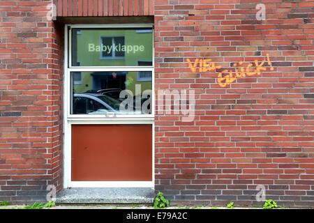 " Buona fortuna' i graffiti sulla parete di un bambino hatch per neonati indesiderati dietro i bambini clinica di Dortmund, Germania, Europa Foto Stock