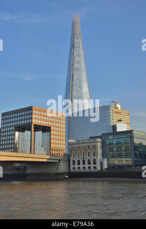 Londra è di nuovo iconico landmarkThe Shard un 87-storey grattacielo a Londra preso dal fiume Thames, London, Regno Unito Foto Stock