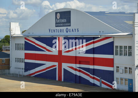 Venture Quays, East Cowes, Isle of Wight, Hampshire, Inghilterra, Regno Unito con un grande Union Jack che copre la parte anteriore dell'edificio Foto Stock