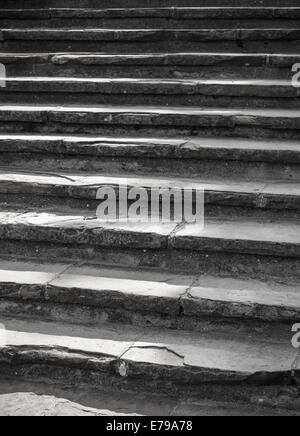 Foto verticale in pietra scura scalinata che sale fino Foto Stock