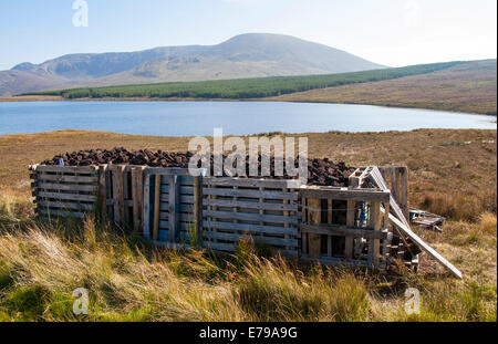 Turf store su bogland vicino a Carrick nella Contea di Donegal Irlanda da Lough Auva Foto Stock