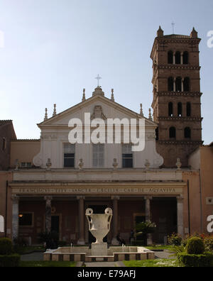 L'Italia. Roma. Basilica di Santa Cecilia in Trastevere. Facciata (1725 di Ferdinando Fuga (1699-1781) e il campanile del XII secolo. Foto Stock