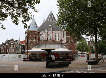 Xv secolo Waag (Pesare casa) a Piazza Nieuwmarkt ad Amsterdam nei Paesi Bassi, un ex city gate, ora un ristorante Foto Stock