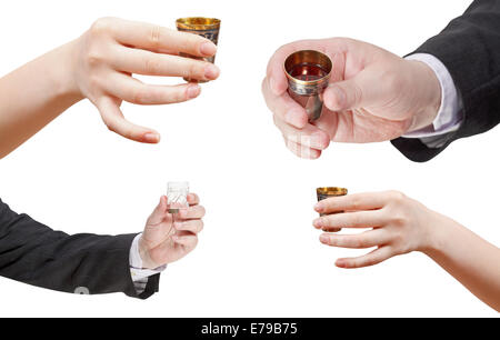 Set di mani con vetro di spiriti isolati su sfondo bianco Foto Stock