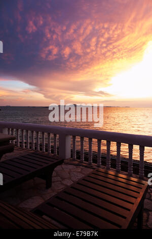 Vista sul golfo di Thailandia al tramonto - Pattaya, Thailandia. Foto Stock
