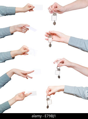 Set di mano con portachiavi vuoto e scheda isolato su sfondo bianco Foto Stock