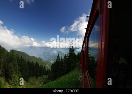 Salendo sul Monte Pilatus lungo il mondo è la più ripida ferrovia a cremagliera Foto Stock