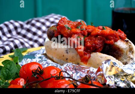 Hotdog con pancetta e salsa di pomodoro e pomodori al forno Foto Stock