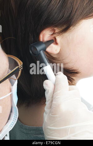 Orecchio medico esamina un bambino. Esame dell'ospedale Foto Stock