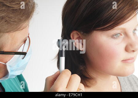 Orecchio medico esamina un bambino. Esame dell'ospedale Foto Stock