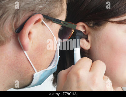 Orecchio medico esamina un bambino. Esame dell'ospedale Foto Stock