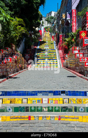 Escadaria Selarón passi in Lapa, Rio de Janeiro, Brasile Foto Stock