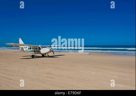 Piccolo aereo atterrando sul 75 Mile Beach L'Isola di Fraser, Queensland, Australia Foto Stock