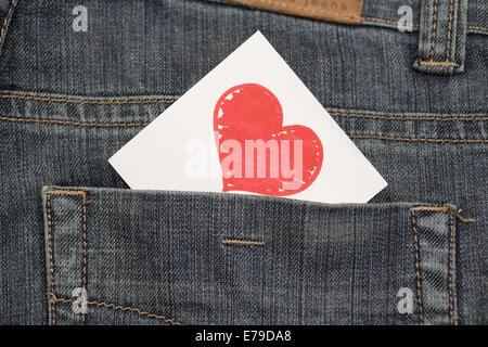 Cuore nella tasca posteriore dei jeans. Close-up. Foto Stock