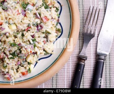 Tabouleh nella ciotola sul tavolo. Middel sidedish orientale Foto Stock