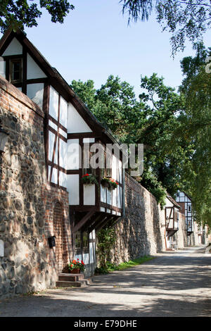 Un Wiek Casa lungo la cinta muraria medievale, Neubrandenburg, Meclemburgo-Pomerania Occidentale, Germania Foto Stock