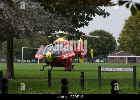 High Wycombe, Buckinghamshire, UK. Decimo Sep, 2014. La Thames Valley & Chiltern Air Ambulance sulla scena di un fatale incidente stradale tra un SUV e una moto sulla corsia Bassetsbury in High Wycombe Credito: Peter Manning/Alamy Live News Foto Stock