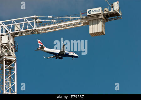 Volo British Airways in arrivo ad atterrare all'Aeroporto di London City Foto Stock