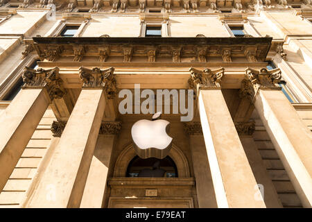 La vetrina e il logo di Apple inc store a Buchanan Street, Glasgow, Scotland, Regno Unito Foto Stock