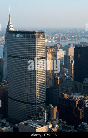 Vedute del centro cittadino inferiore con Metlife building in primo piano e dietro il Chrysler Building. L'edificio di MetLife grattacielo Foto Stock